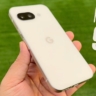 Google Pixel 9a स्मार्टफोन का फ्रंट और बैक व्यू, 13MP सेल्फी कैमरा और डुअल रियर कैमरा के साथ