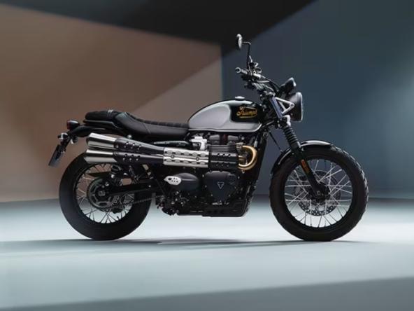 Triumph Scrambler 900 side view showcasing high-mounted dual exhaust and spoke wheels