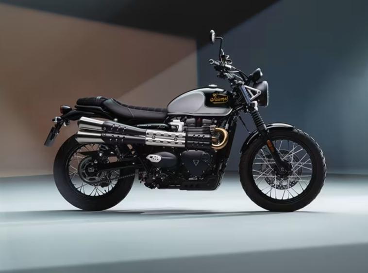Triumph Scrambler 900 side view showcasing high-mounted dual exhaust and spoke wheels
