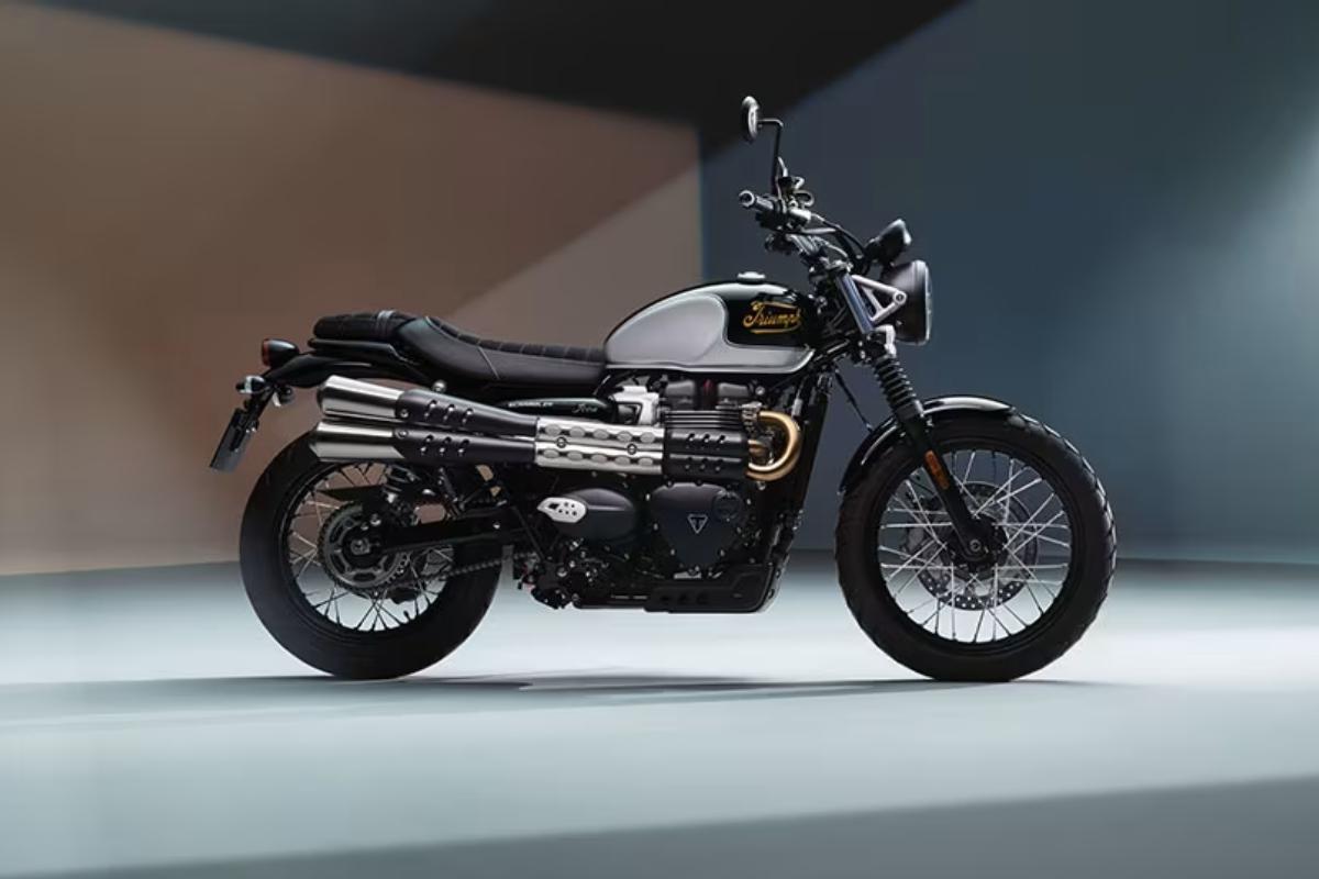 Triumph Scrambler 900 side view showcasing high-mounted dual exhaust and spoke wheels